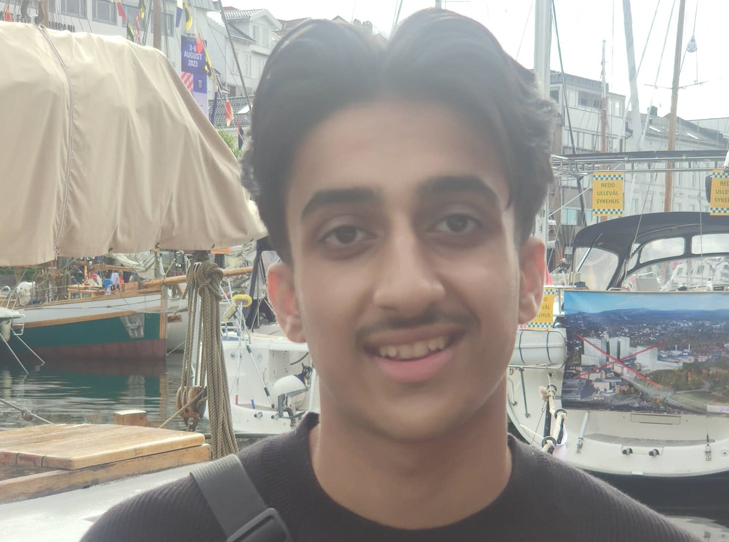 Bilde av gutt på kai