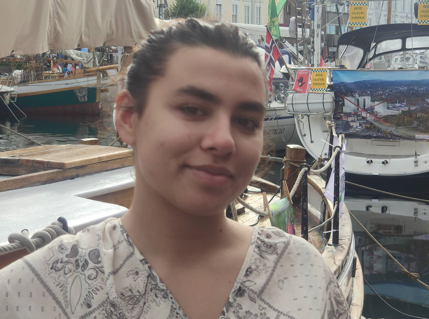 Bilde av jente på kai