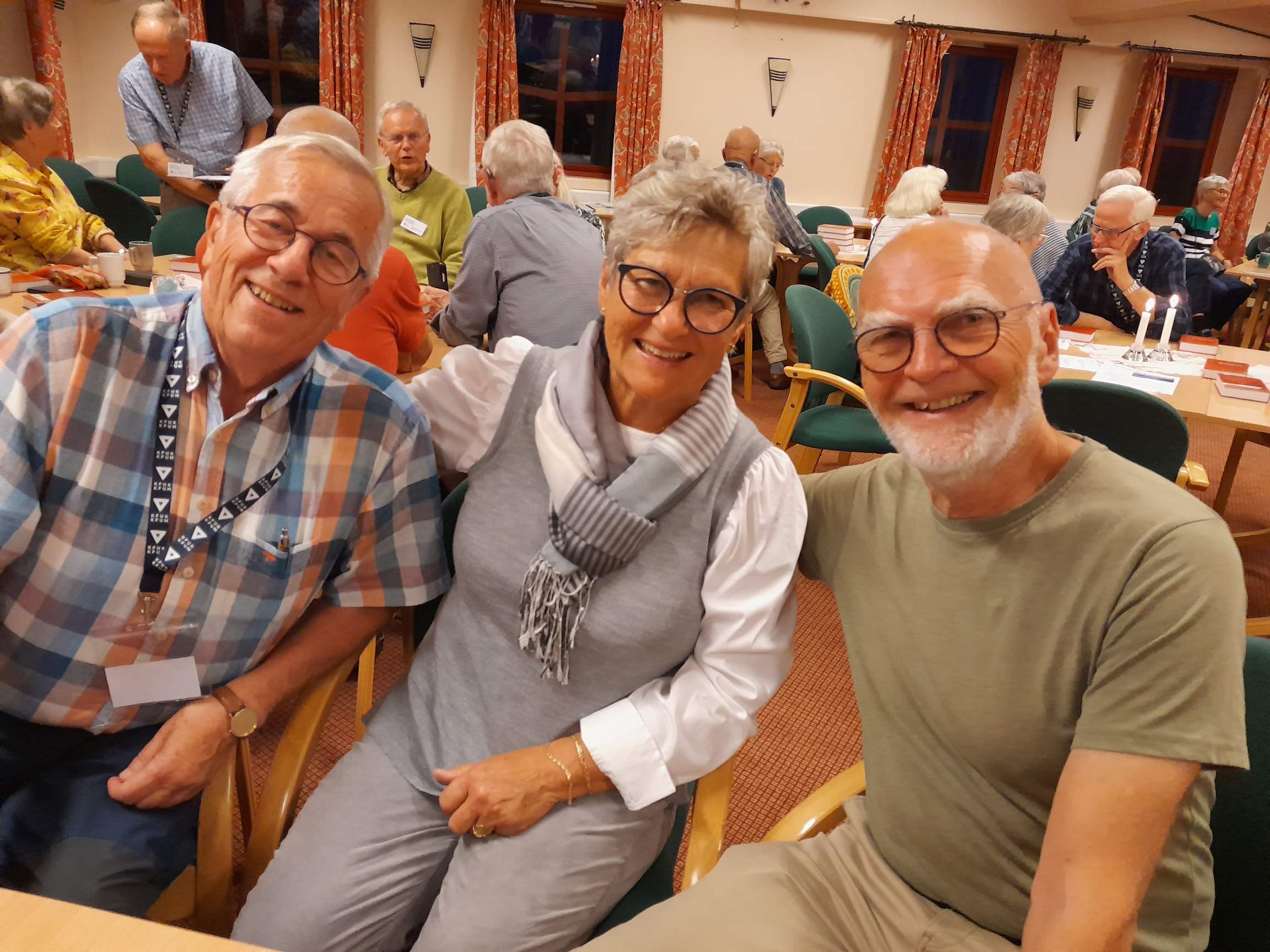 gruppebilde med tre eldre mennesker 