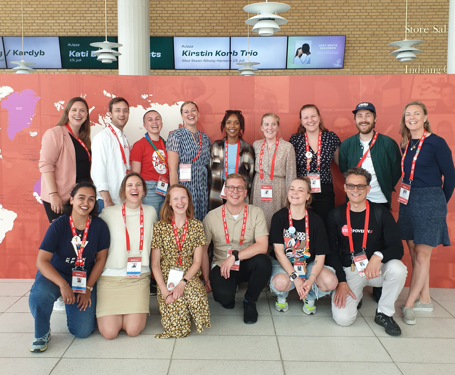 Gruppe med mennesker. Gruppefoto.