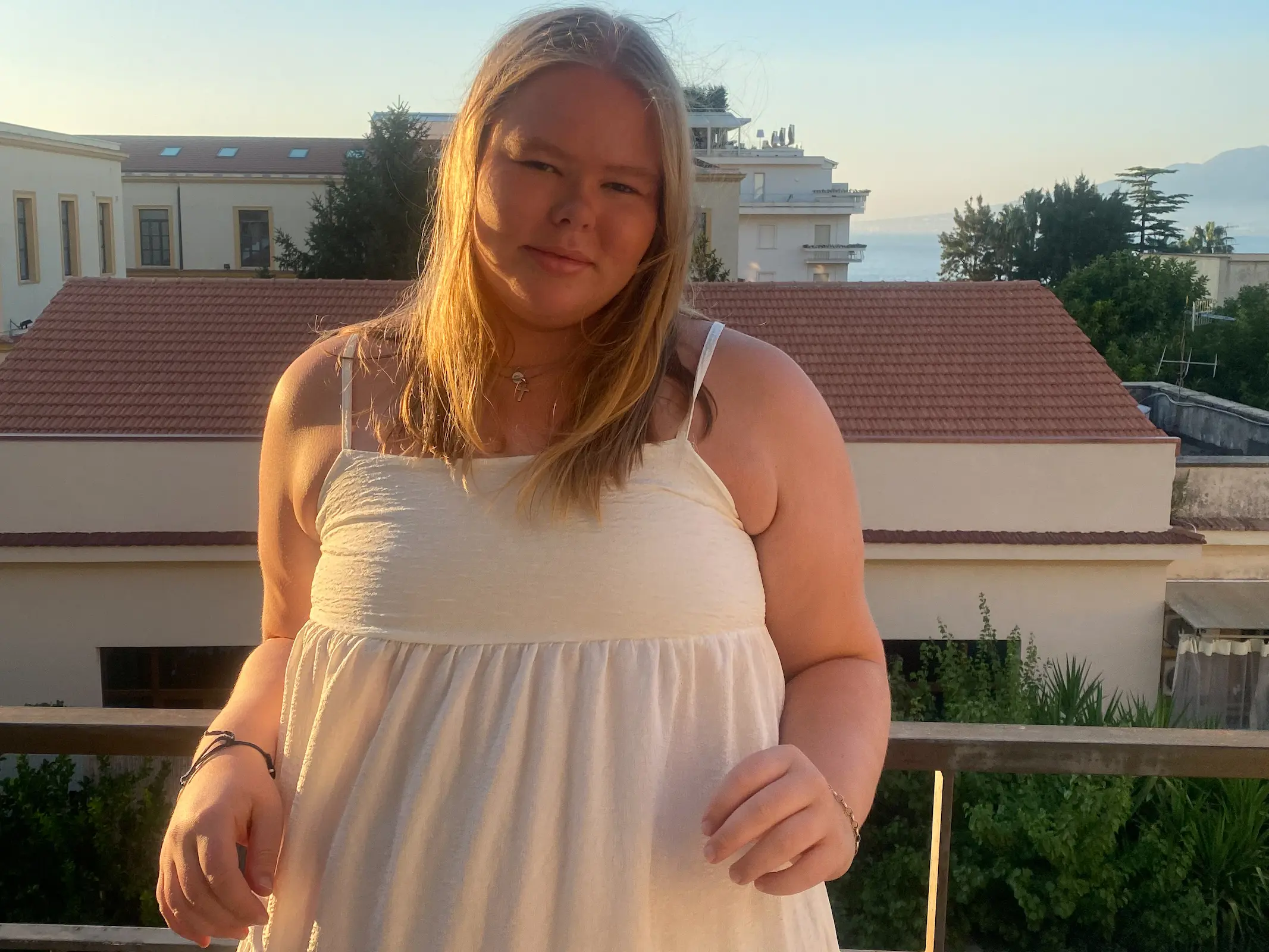 Portrettfoto av Kristine på en balkong