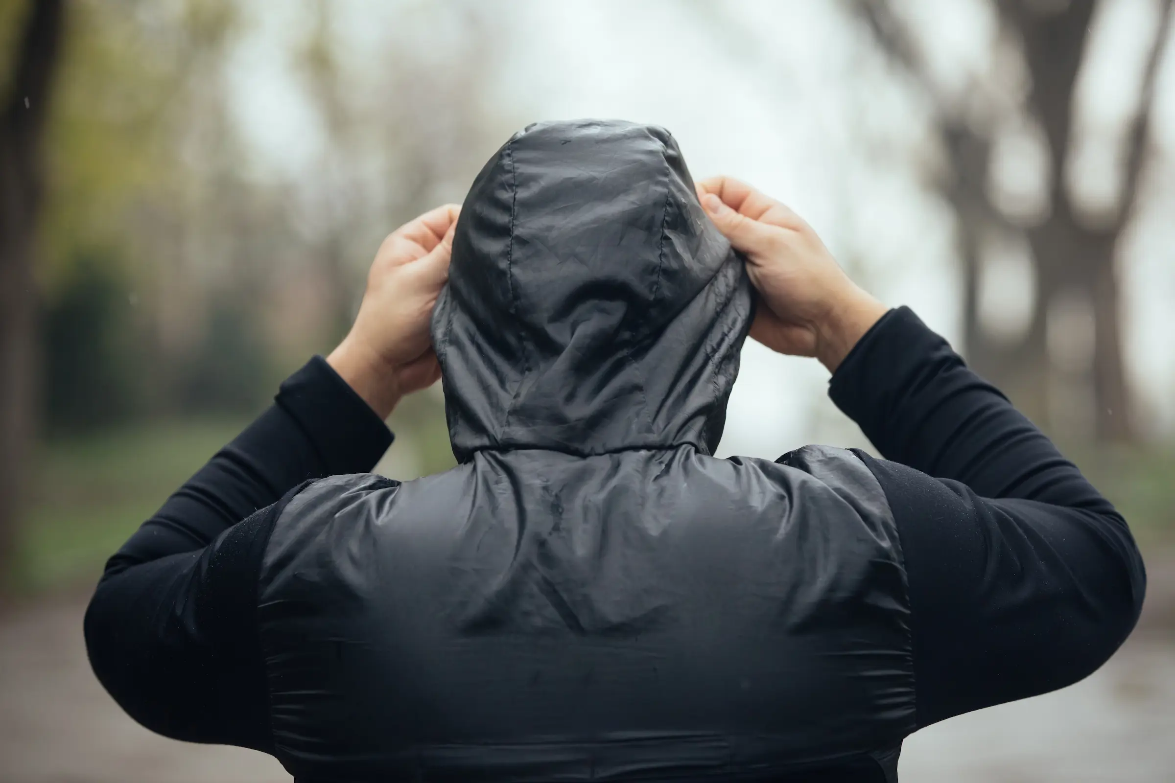 person trekker hette over hodet