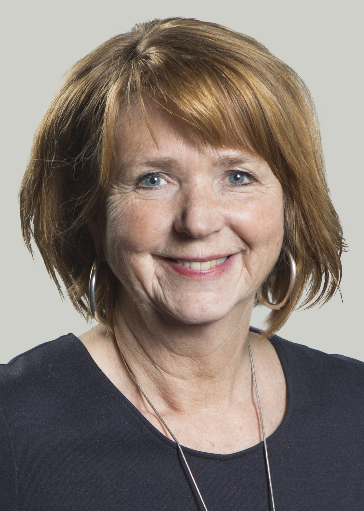 Portrett av kvinne fra skuldrene og opp