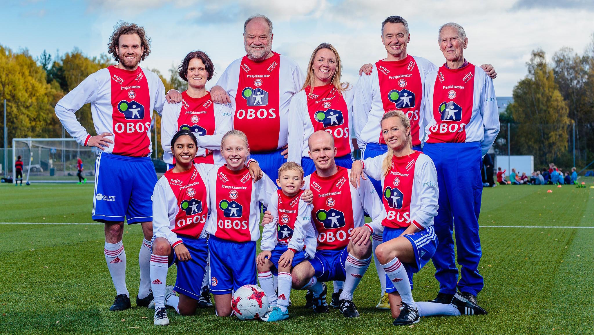 Lagbilde med fotballspillere med Kåffa-drakter