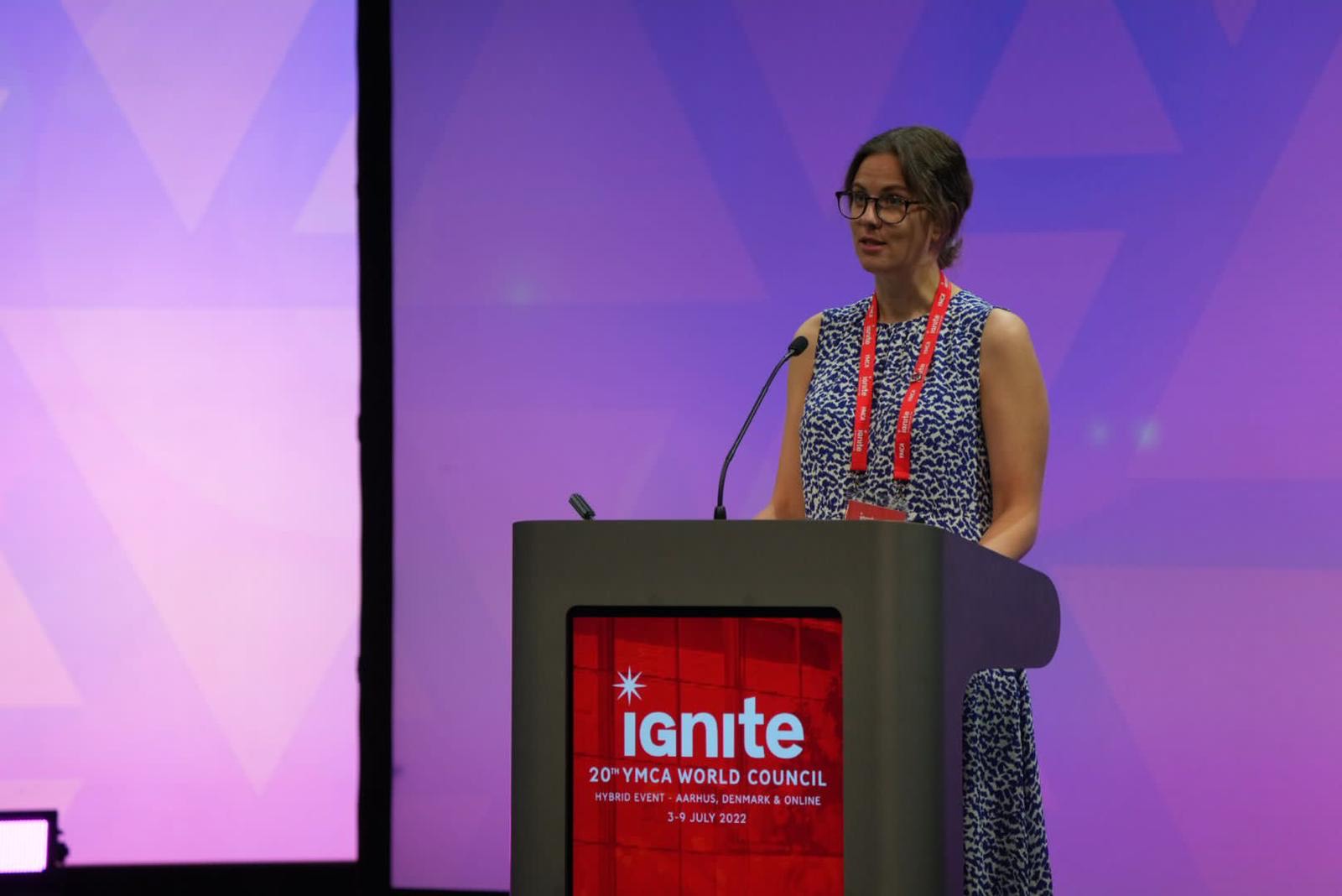 Mathilde Thue på talerstolen i Århus. Foto.