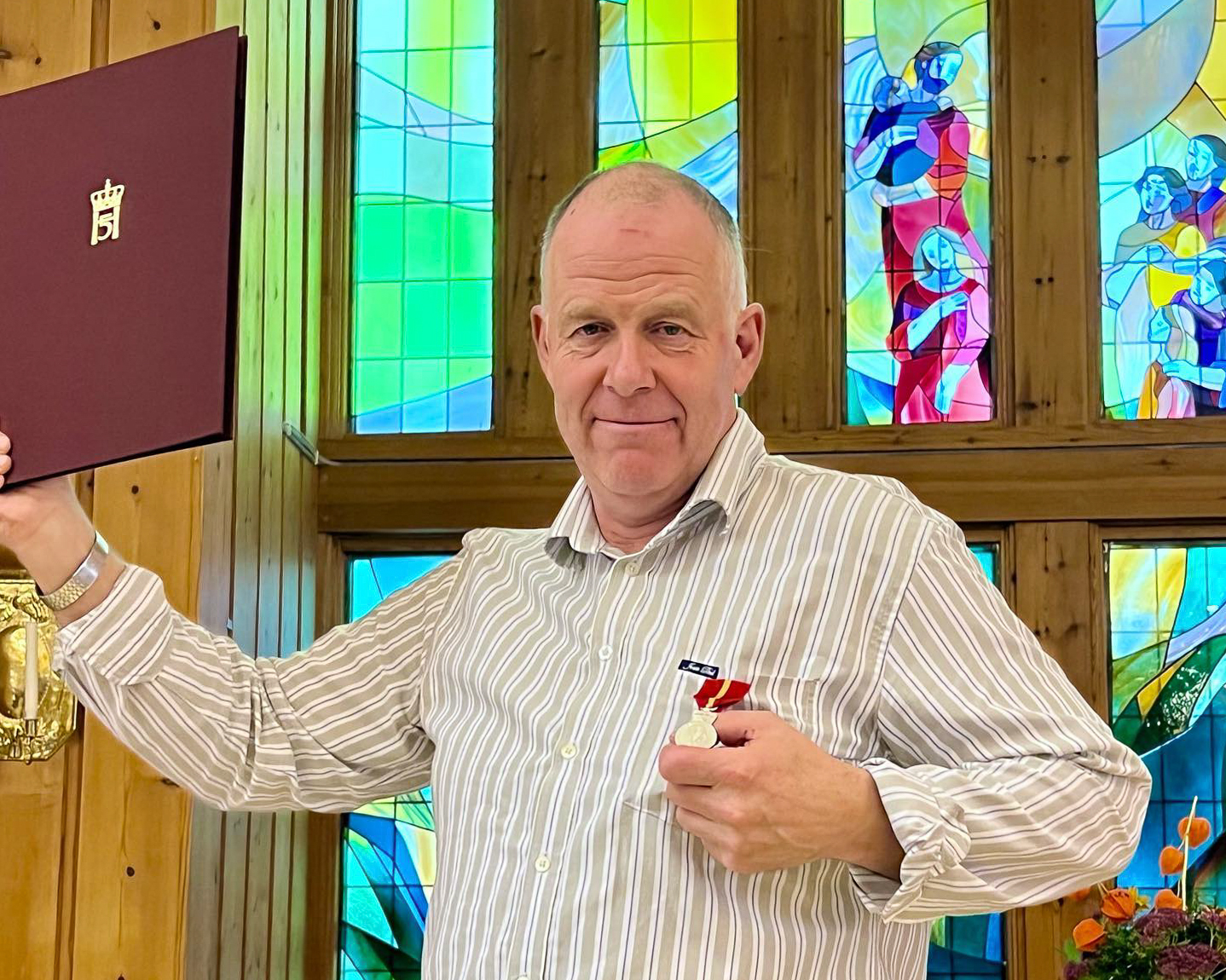 bilde av Gunder Skiaker med kongens fortjenstemedalje