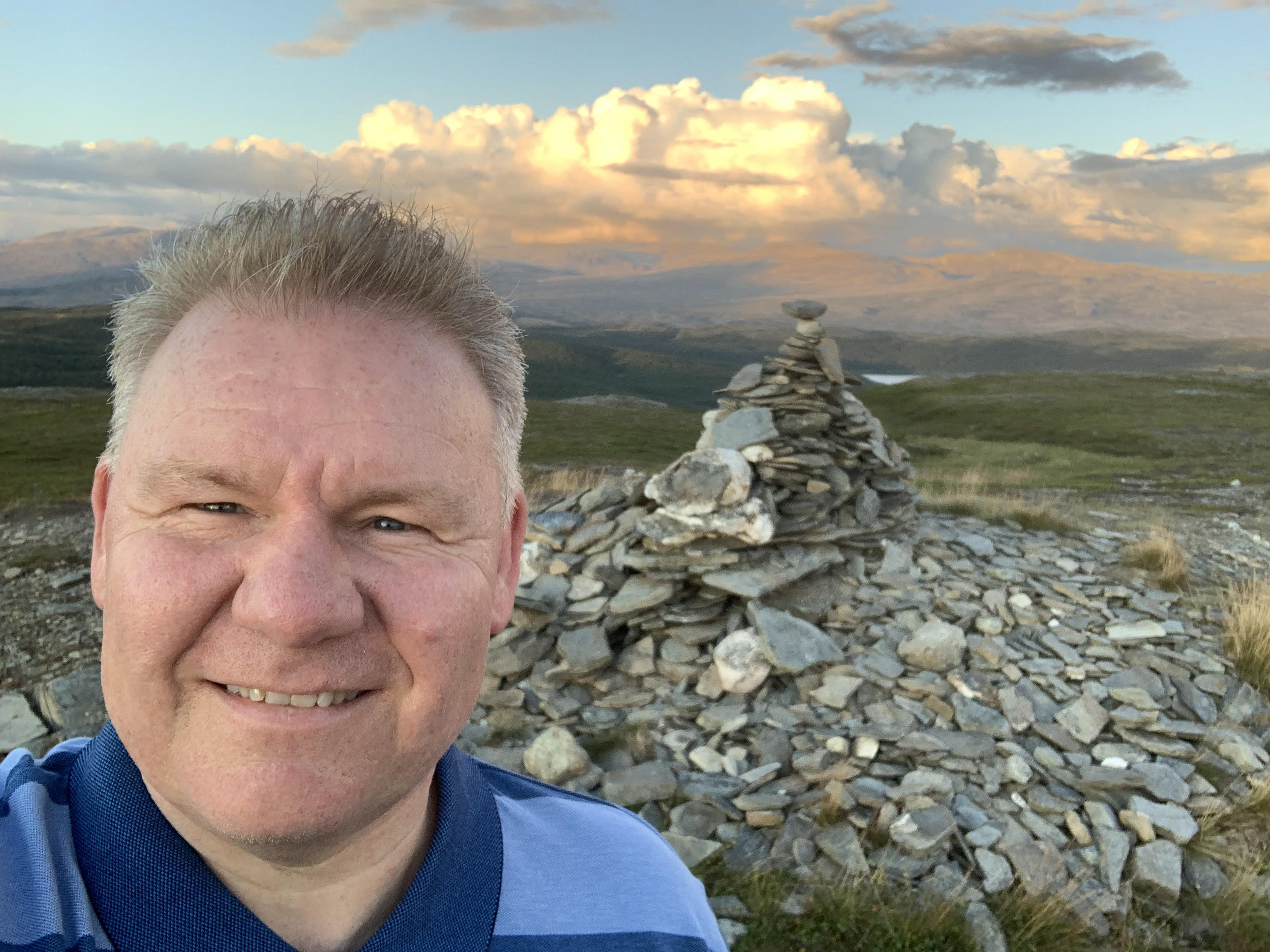 Frode Dyrdal på en fjelltopp. Foto