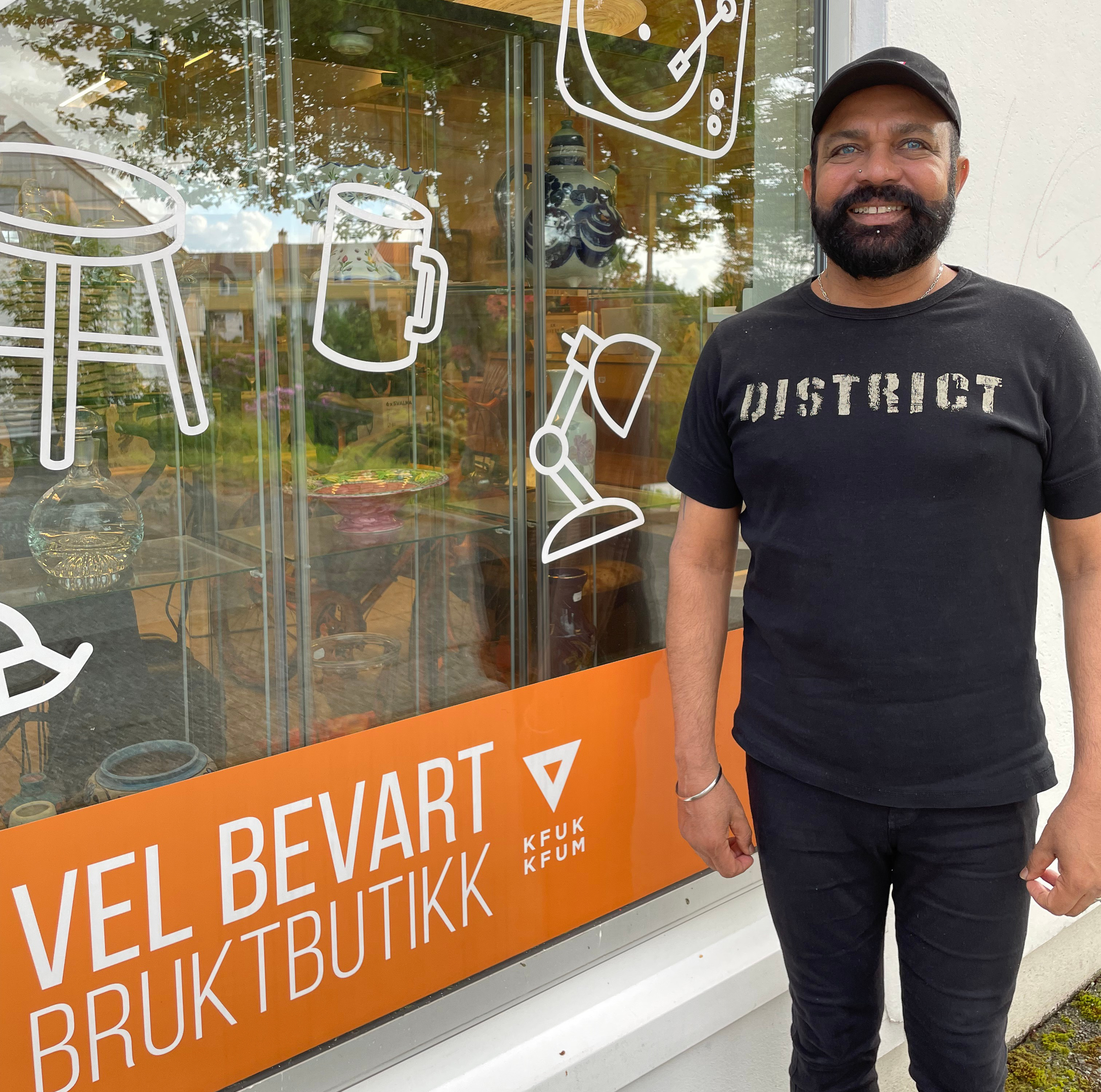 Mannsperson utenfor butikk. Foto