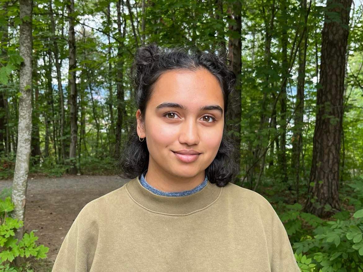 Portrettfoto av jente på skogssti