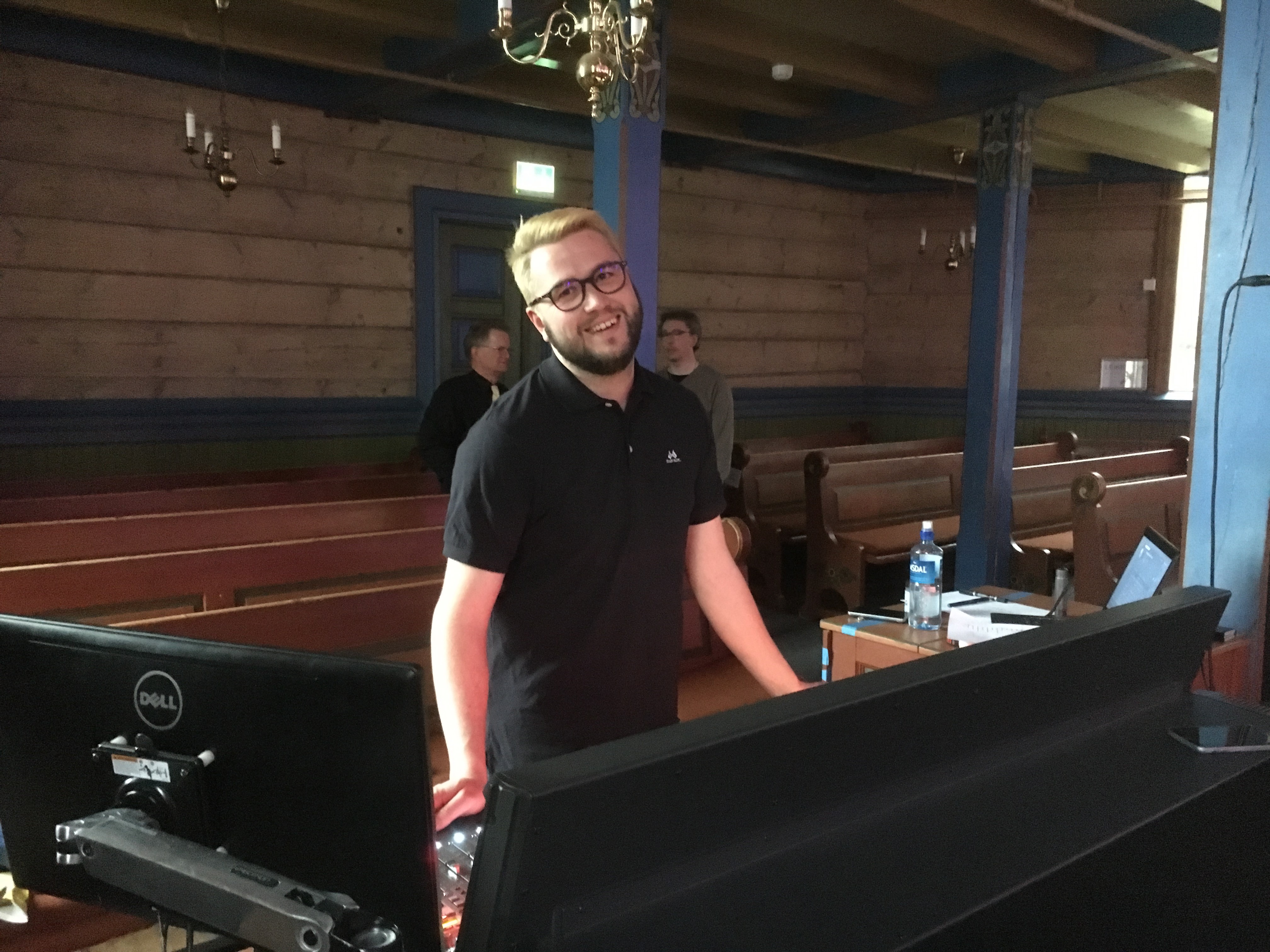 Mann bak miksepult. Foto.