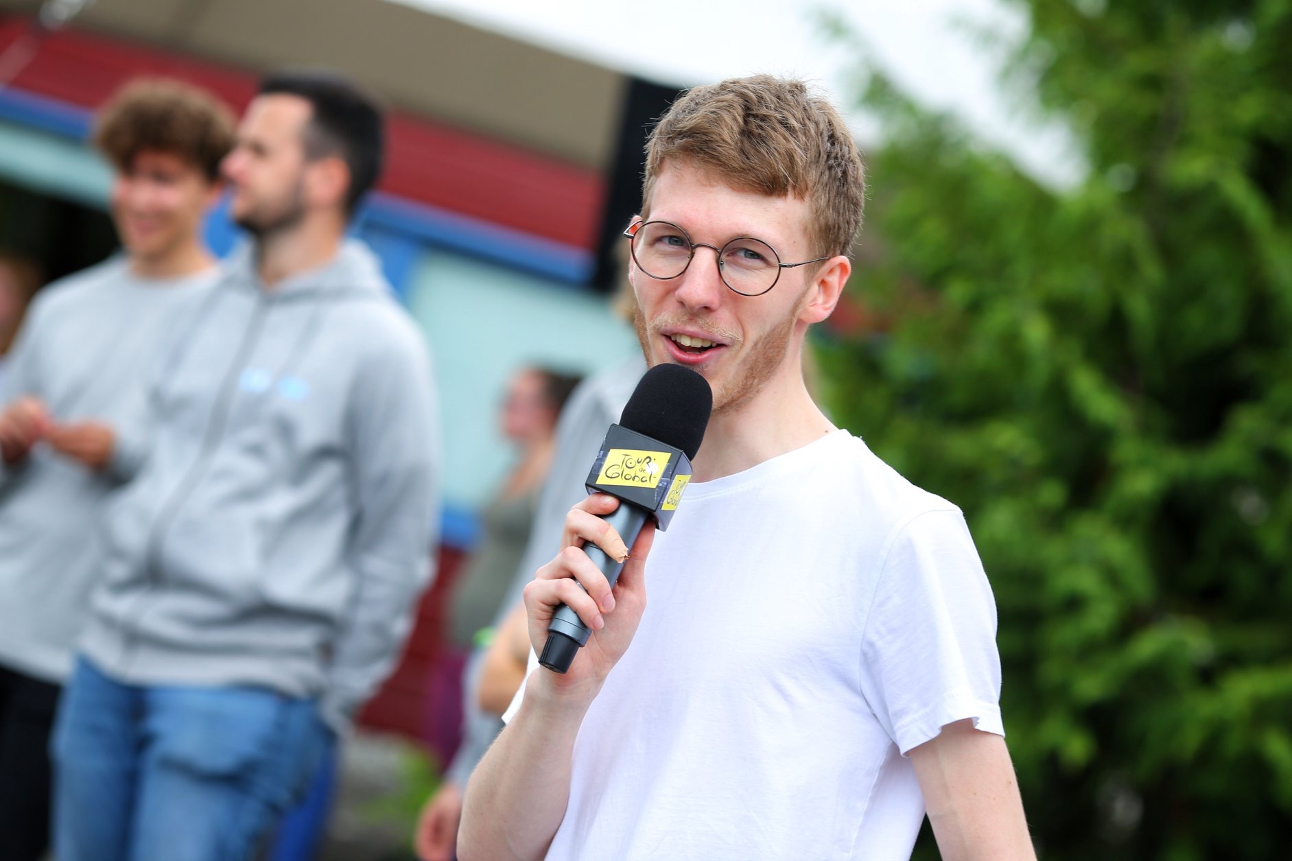 Mann snakker i mikrofon. Foto