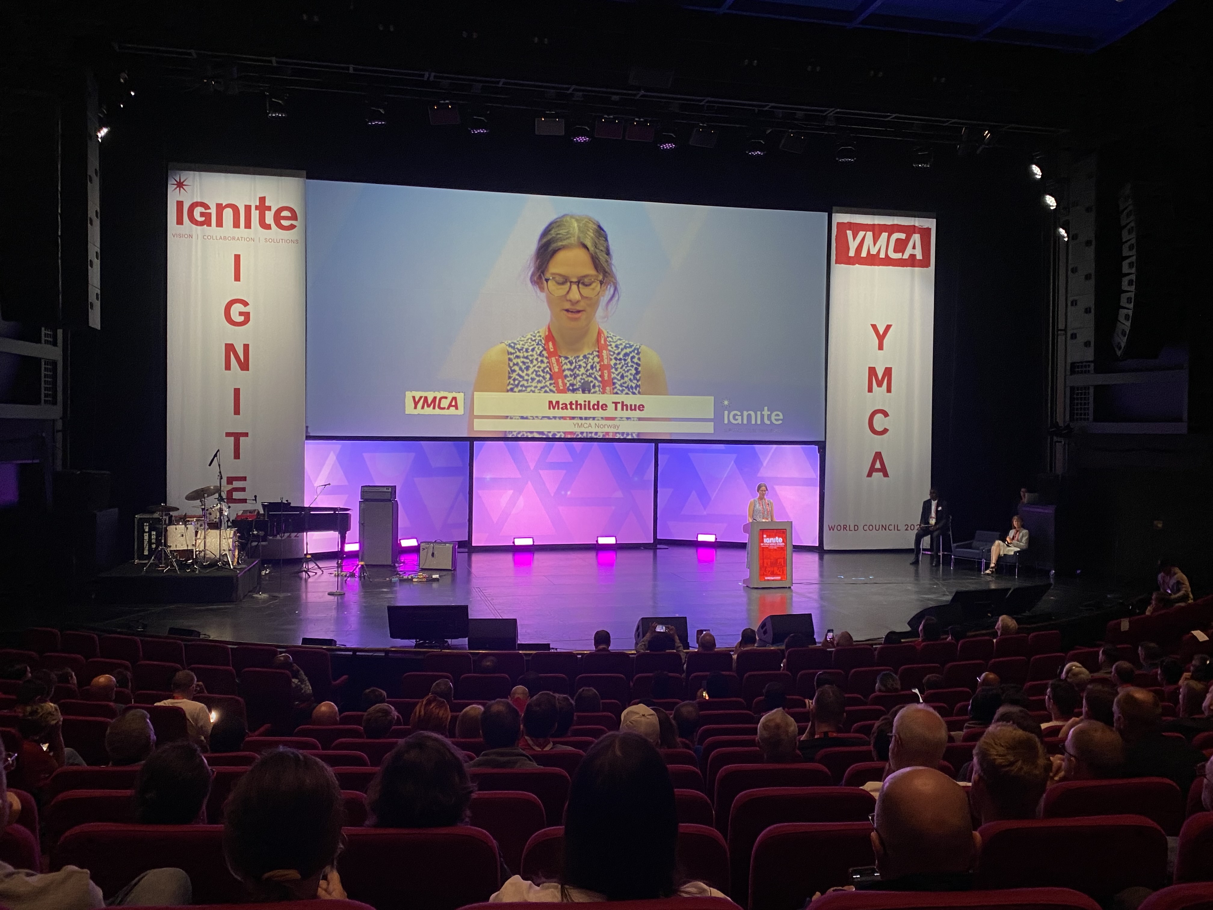 Mathilde på storskjerm, scene og publikum. Foto.