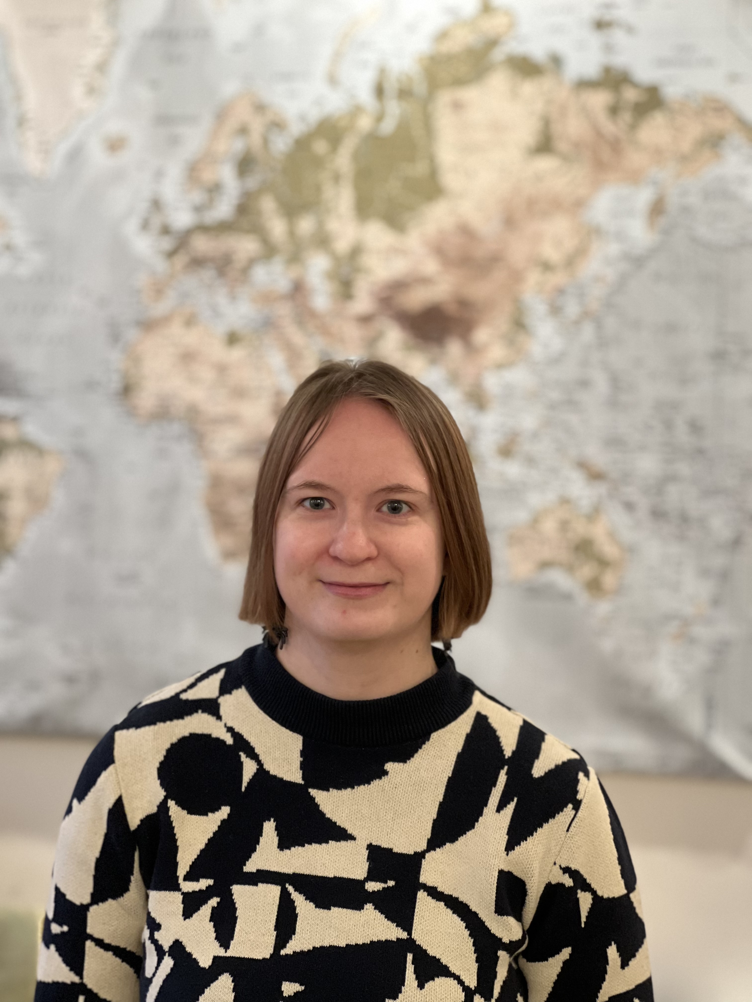 Portrett av Anne, verdenskart som bakgrunn