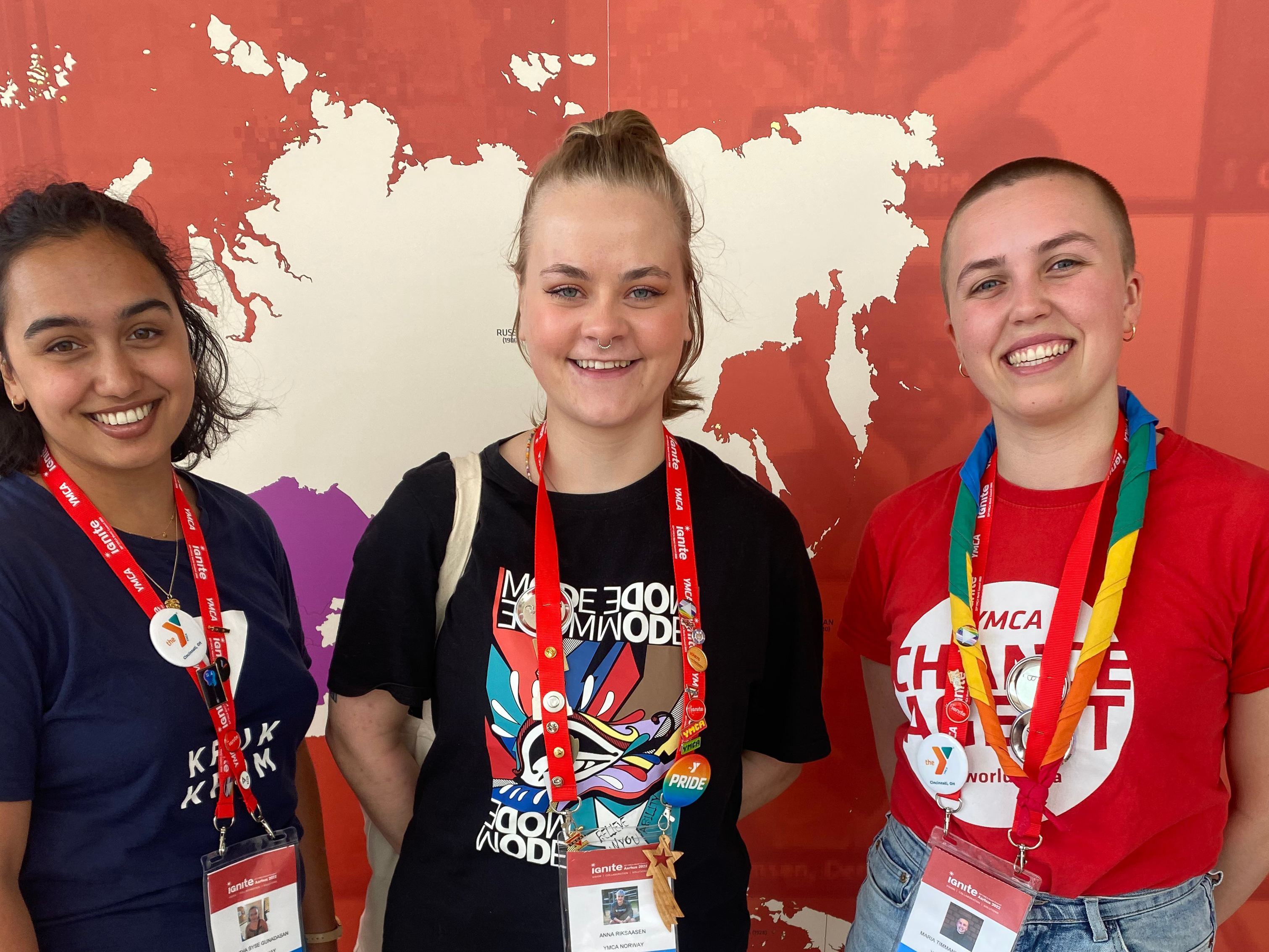 Tre jenter smiler til kamera. Foto.