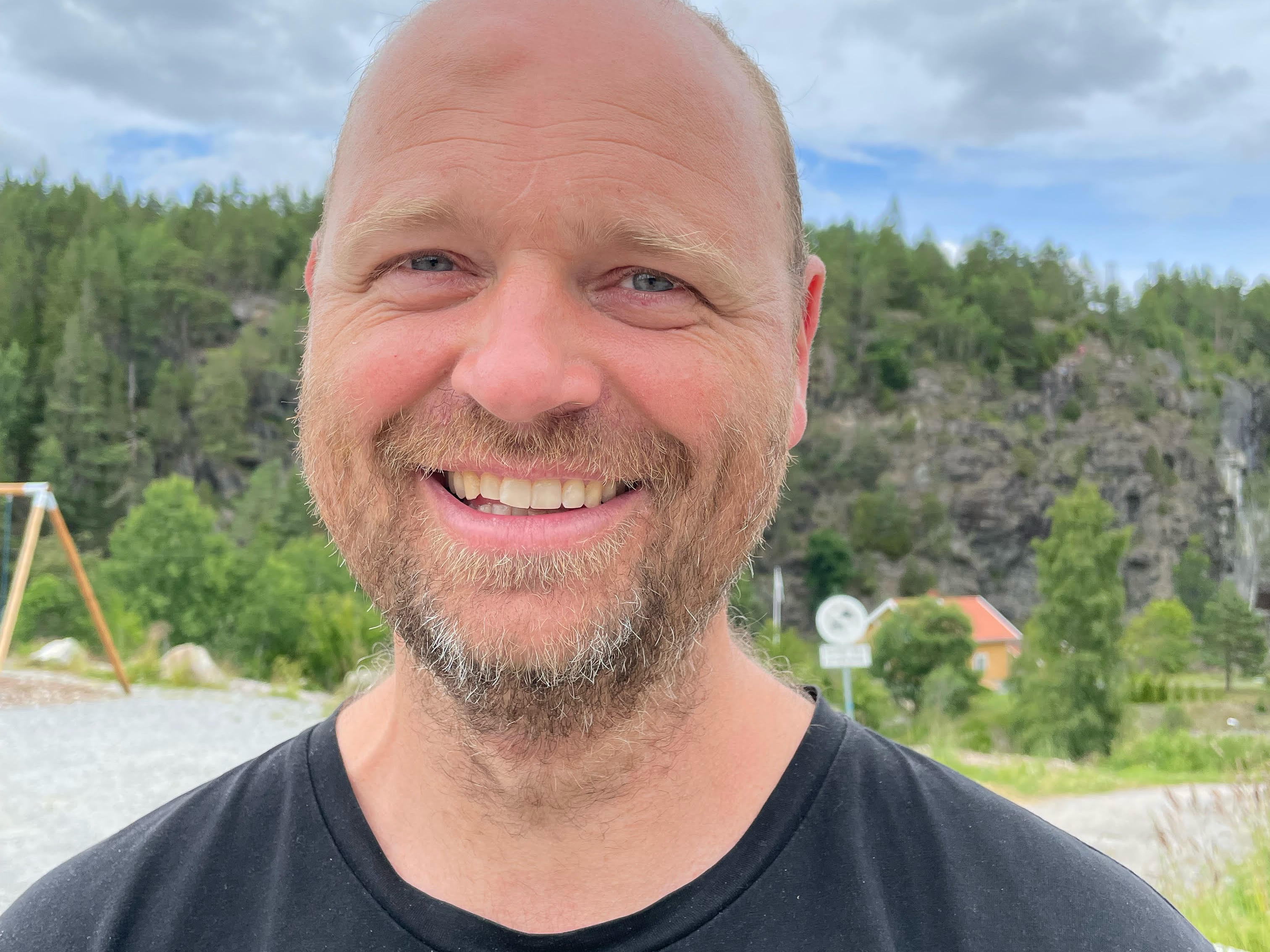 Voksen mann i natur. Foto.