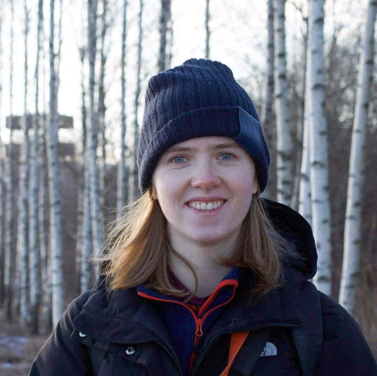 Portrettfoto av Emilie, fra skuldrene og opp. Tatt i skogen