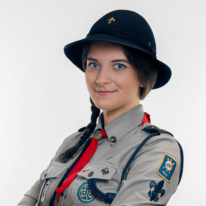 Portrettfoto av Marta, ikledd speideruniform